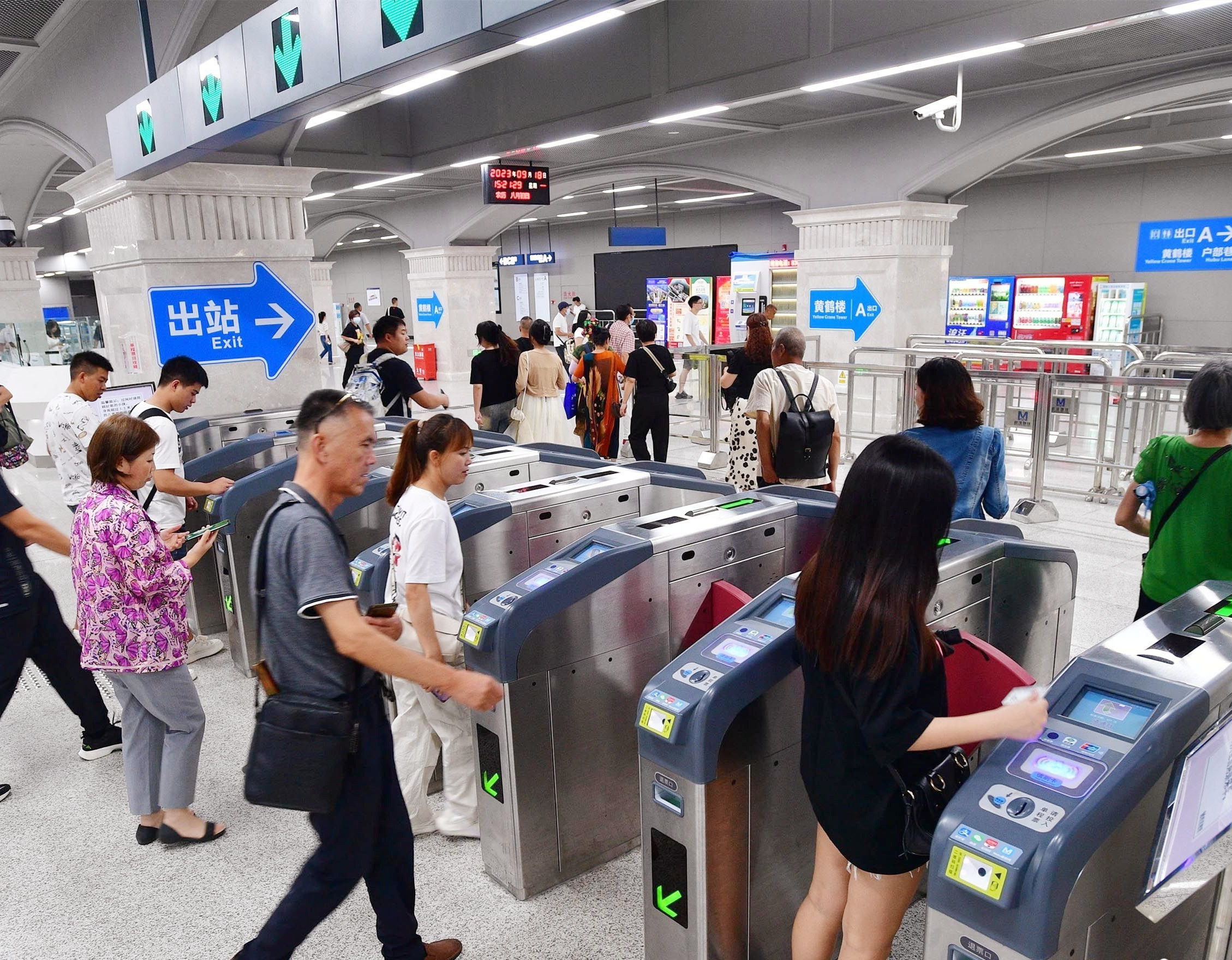 减少乘客排队时间这个网红地铁站增设14组闸机通道